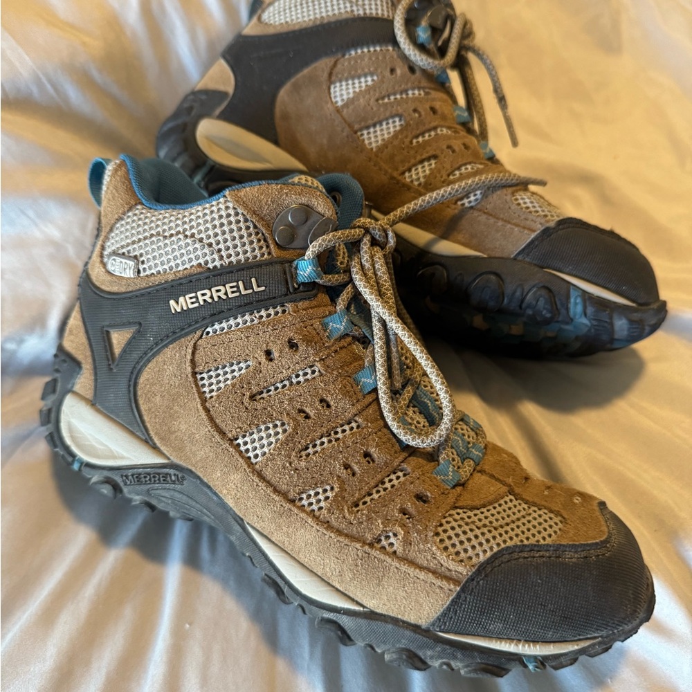 Merrell Women’s Accentor Mid Tan and Black Outdoor Boots